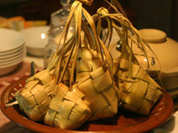 Ketupat dân dã mà ngon miệng nhờ hương gạo dẻo thơm.